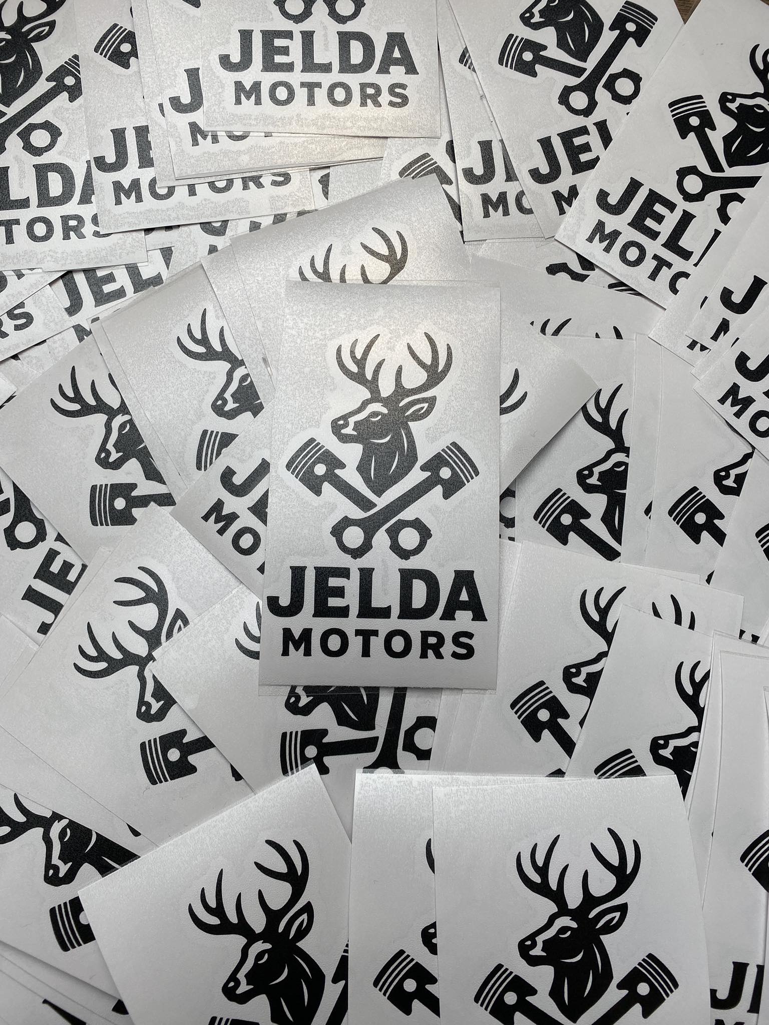 Spousta řezaných firemních log